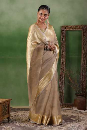 Geroo Jaipur_Beige Tissue Square Neck Zari Border Saree Set _at_Aza_Fashions