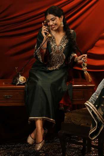 Nikunj By Niidhi Bajaj_Green Silk, Tissue V-neck, Yes Reet Embroidered Kurta Pant Set _Online_at_Aza_Fashions