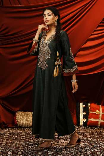 Buy_Nikunj By Niidhi Bajaj_Green Silk, Tissue V-neck, Yes Reet Embroidered Kurta Pant Set _Online_at_Aza_Fashions