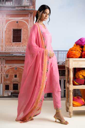 Buy_BAISE GABA_Fuchsia Muslin, Chiffon V-neck Bindra Geometric Print Kurta Set _Online_at_Aza_Fashions