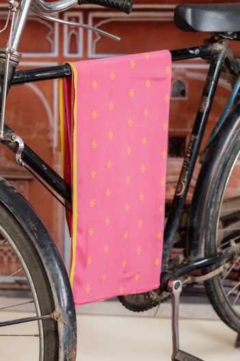 Buy_BAISE GABA_Pink Chiffon, Muslin Teejri Leheriya Print Saree With Unstitched Blouse Piece 