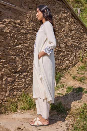 Shop_Ayaka_Off White Cotton Mandarin Collar, Yes Hand Embroidered Kurta Set 