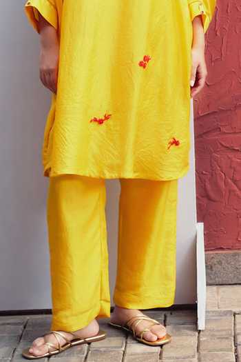 Kavya Singh Kundu_Yellow Silk Round Neck Mukhi Hand Embroidered Kurta And Pant Set _Online_at_Aza_Fashions