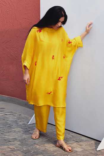 Kavya Singh Kundu_Yellow Silk Round Neck Mukhi Hand Embroidered Kurta And Pant Set _at_Aza_Fashions