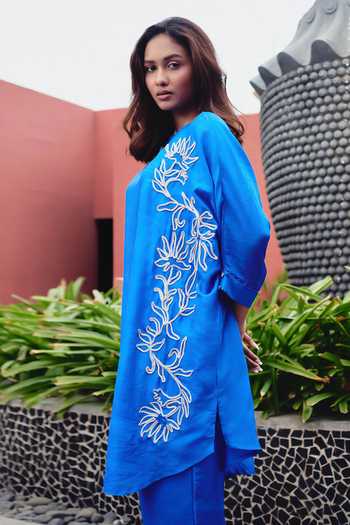 Buy_Kavya Singh Kundu_Blue Silk Round Neck Neela Hand Embroidered Kurta And Pant Set _Online_at_Aza_Fashions