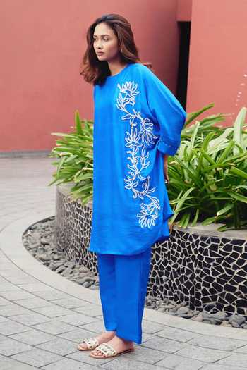 Kavya Singh Kundu_Blue Silk Round Neck Neela Hand Embroidered Kurta And Pant Set _at_Aza_Fashions