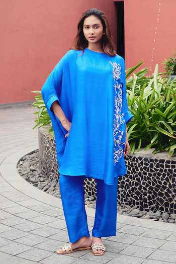 Buy_Kavya Singh Kundu_Blue Silk Round Neck Neela Hand Embroidered Kurta And Pant Set _at_Aza_Fashions