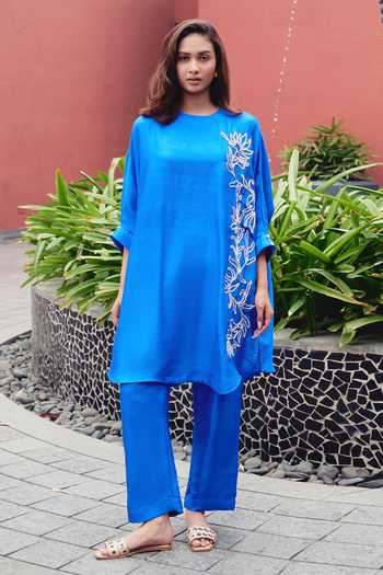 Buy_Kavya Singh Kundu_Blue Silk Round Neck Neela Hand Embroidered Kurta And Pant Set 