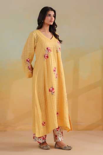 Anshu Wadhwa_Yellow Cotton V-neck, Yes Applique Embroidered Kurta Set _Online_at_Aza_Fashions