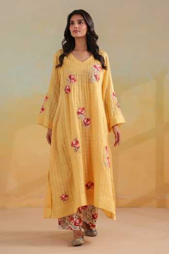 Buy_Anshu Wadhwa_Yellow Cotton V-neck, Yes Applique Embroidered Kurta Set _Online_at_Aza_Fashions