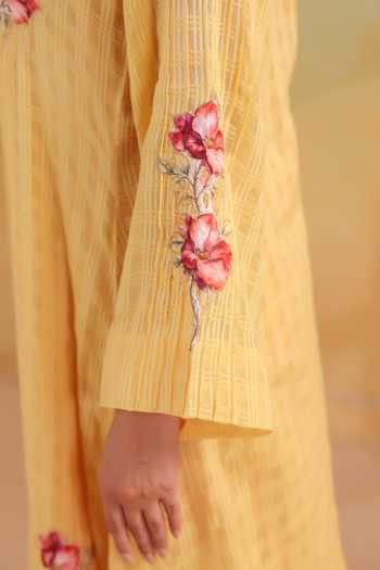 Anshu Wadhwa_Yellow Cotton V-neck, Yes Applique Embroidered Kurta Set _at_Aza_Fashions