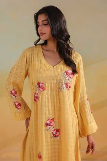 Shop_Anshu Wadhwa_Yellow Cotton V-neck, Yes Applique Embroidered Kurta Set 