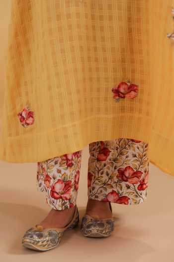 Anshu Wadhwa_Yellow Cotton V-neck, Yes Applique Embroidered Kurta Set _Online
