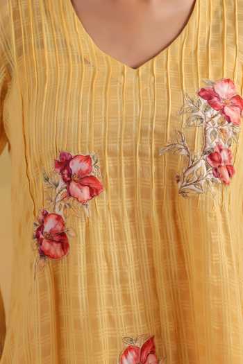 Anshu Wadhwa_Yellow Cotton V-neck, Yes Applique Embroidered Kurta Set 