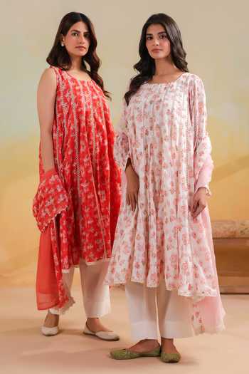 Anshu Wadhwa_Pink Cotton, Kota Doria Square Neck, Yes Floral Print Kalidar Kurta Set _Online