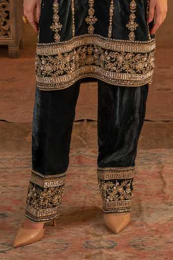 Buy_Angad Singh_Green Net, Velvet V-neck Embroidered Kurta Set _Online_at_Aza_Fashions