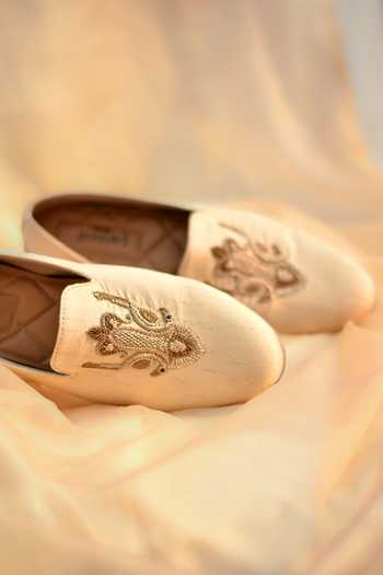 Shop_Around Always_Ivory Tejas Embroidered Crest Juttis _at_Aza_Fashions