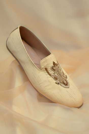 Buy_Around Always_Ivory Tejas Embroidered Crest Juttis _at_Aza_Fashions