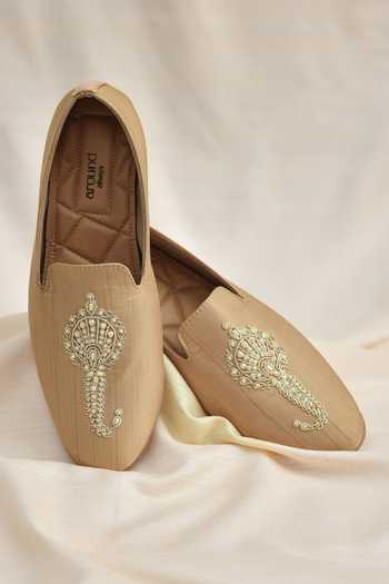 Buy_Around Always_Ivory Viraj Brroch Embroidered Juttis _at_Aza_Fashions