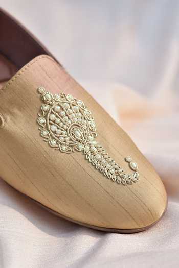 Buy_Around Always_Ivory Viraj Brroch Embroidered Juttis _Online_at_Aza_Fashions