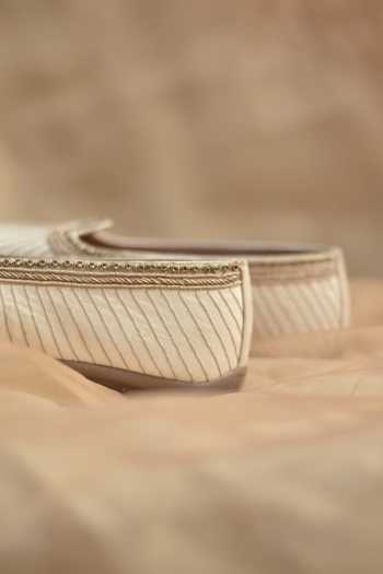Around Always_Ivory Shaurya Stitched Juttis _Online_at_Aza_Fashions