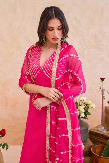 Buy_Taro_Fuchsia Silk Satin, Chiffon V-neck, Aarzoo Gota Patti Chevron Pattern Kurta Set 