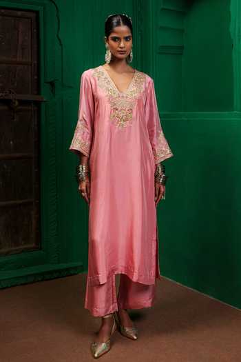Charu Makkar_Pink Silk, Organza V-neck Reena Zardozi Work Kurta Set _at_Aza_Fashions