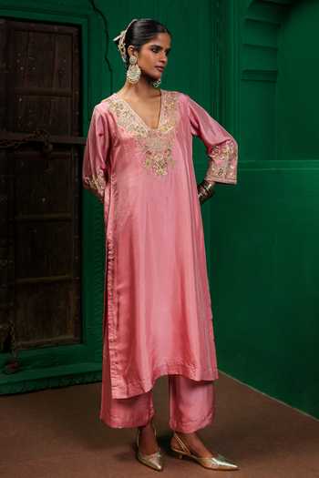 Charu Makkar_Pink Silk V-neck, Yes Reena Zardozi Work Kurta And Pant Set _at_Aza_Fashions
