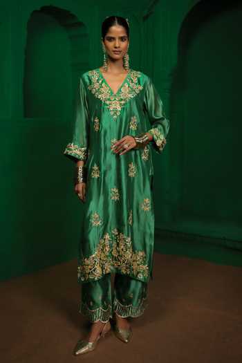 Charu Makkar_Emerald Green , , V-neck, Aruna Zardozi Work Kurta Set _Online_at_Aza_Fashions
