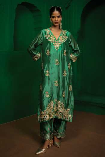 Buy_Charu Makkar_Emerald Green , , V-neck, Aruna Zardozi Work Kurta Set _Online_at_Aza_Fashions