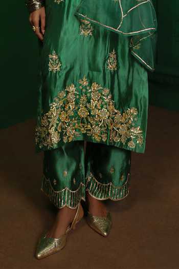 Shop_Charu Makkar_Emerald Green , , V-neck, Aruna Zardozi Work Kurta Set _Online_at_Aza_Fashions