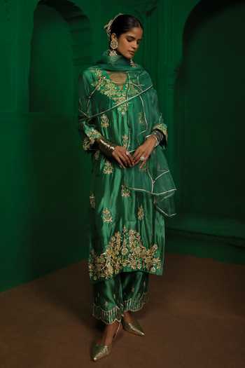 Charu Makkar_Emerald Green , , V-neck, Aruna Zardozi Work Kurta Set _at_Aza_Fashions