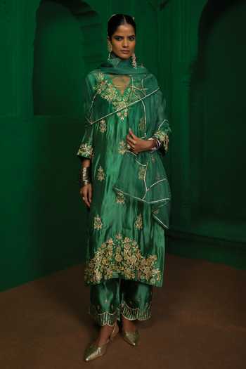 Buy_Charu Makkar_Emerald Green , , V-neck, Aruna Zardozi Work Kurta Set _at_Aza_Fashions