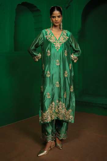 Buy_Charu Makkar_Green Silk Organza V-neck Aruna Zardozi Work Kurta And Pant Set _at_Aza_Fashions