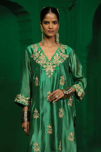 Buy_Charu Makkar_Green Silk Organza V-neck Aruna Zardozi Work Kurta And Pant Set _Online_at_Aza_Fashions
