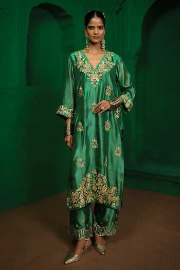 Charu Makkar_Green Silk Organza V-neck Aruna Zardozi Work Kurta And Pant Set _at_Aza_Fashions
