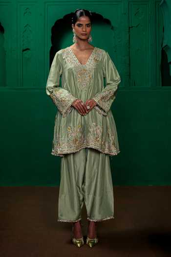 Charu Makkar_Green Silk, Organza V-neck Raveena Embroidered Kurta Set _Online_at_Aza_Fashions