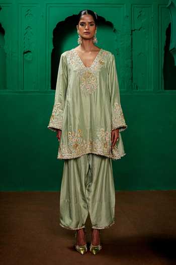 Charu Makkar_Green Silk, Organza V-neck Raveena Embroidered Kurta Set _at_Aza_Fashions