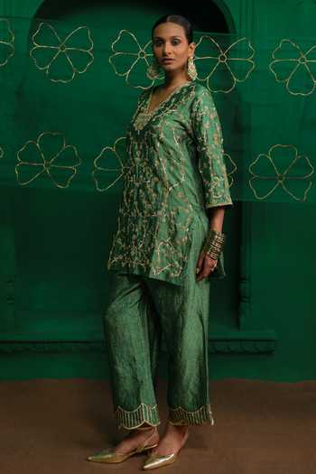 Buy_Charu Makkar_Green Tissue V-neck Zeenat Aari Work Kurta And Pant Set _Online_at_Aza_Fashions