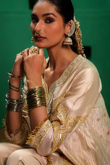 Buy_Charu Makkar_Ivory Tissue, Satin, Modal, Organza V-neck Saira Zardozi Work Kurta Set 
