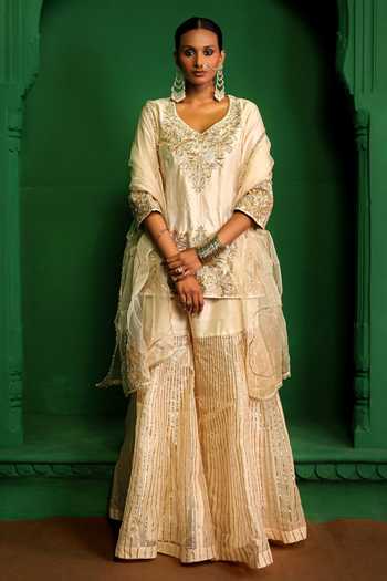 Charu Makkar_Ivory Tissue, Organza V-neck, Yes Madhubala Embroidered Kurta And Gharara Set _Online_at_Aza_Fashions
