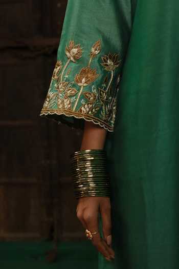 Charu Makkar_Green Silk, Chanderi, Organza Round Neck Hema Embroidered Kurta Set _Online_at_Aza_Fashions