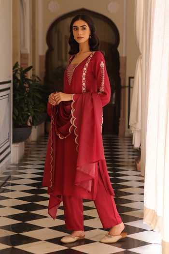 Seher Jaipur_Red Silk Square Neck Azrina Embroidered Bodice Kurta Set _Online_at_Aza_Fashions