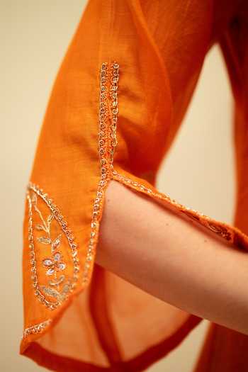 AM by Anita Mittal_Orange Chanderi Round Neck Chandini Embroidered A-line Kurta Set _Online