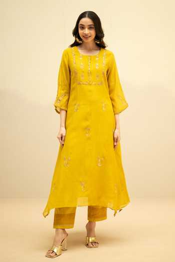 Buy_AM by Anita Mittal_Yellow Chanderi Scoop Neck Chandini Mul A-line Kurta Set _Online_at_Aza_Fashions