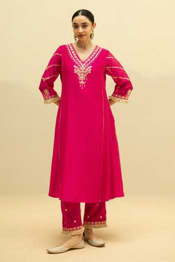 AM by Anita Mittal_Pink Chanderi V-neck Chaandbali Mul Embroidered Kurta Set _Online_at_Aza_Fashions