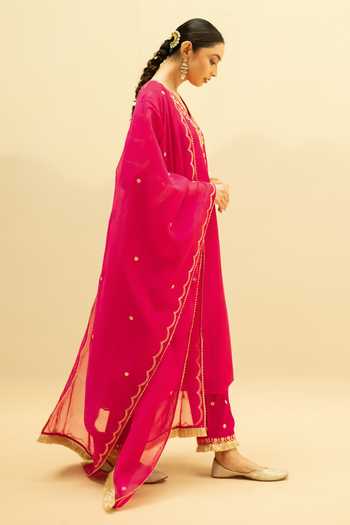 Buy_AM by Anita Mittal_Pink Chanderi V-neck Chaandbali Mul Embroidered Kurta Set _Online_at_Aza_Fashions