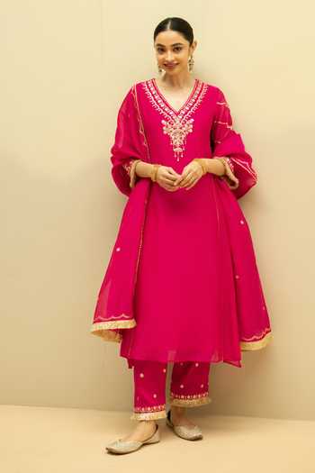 Shop_AM by Anita Mittal_Pink Chanderi V-neck Chaandbali Mul Embroidered Kurta Set _Online_at_Aza_Fashions