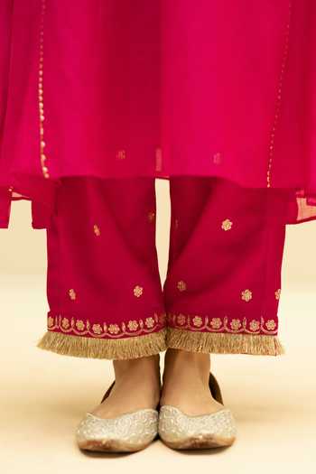 AM by Anita Mittal_Pink Chanderi V-neck Chaandbali Mul Embroidered Kurta Set _at_Aza_Fashions