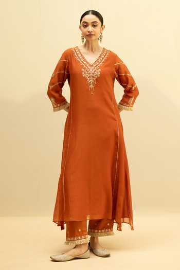 AM by Anita Mittal_Orange Chanderi V-neck Chaandbali Mul A Line Kurta Set _Online_at_Aza_Fashions
